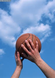 球员倒地救球拼劲十足